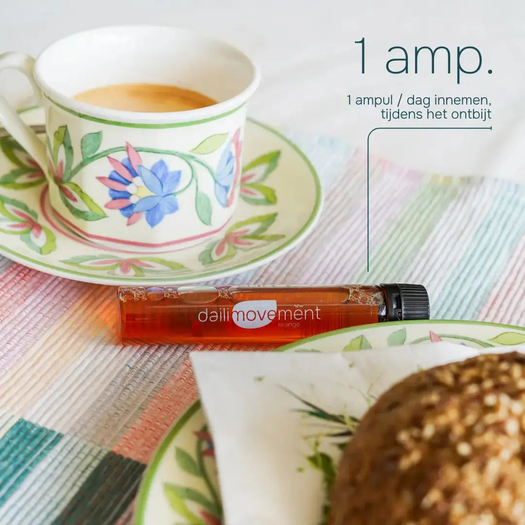 Daili Movement ampul bij het ontbijt, dagelijkse inname van vloeibaar voedingssupplement in een praktische shot.