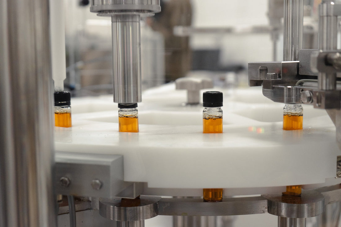 Productieproces van vloeibare nutriënten waarbij kleine flesjes automatisch worden afgevuld