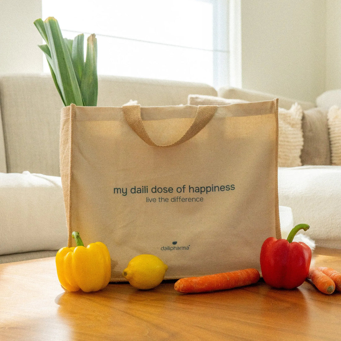 Herbruikbare boodschappentas met verse groenten op tafel, symbool voor bewuste dagelijkse voedingskeuzes