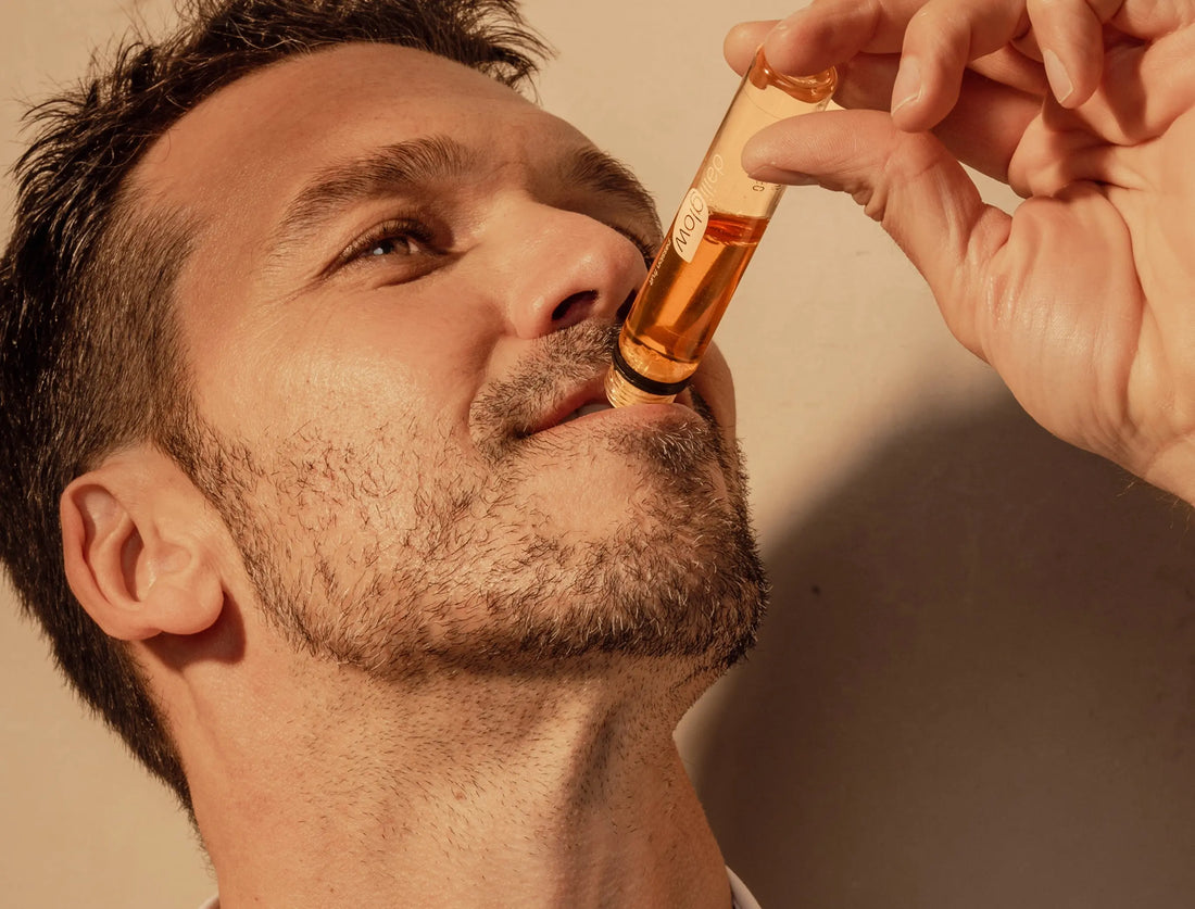 Man neemt een vloeibaar supplement in via een dagelijkse ampule, als onderdeel van een eenvoudige gezondheidsroutine.