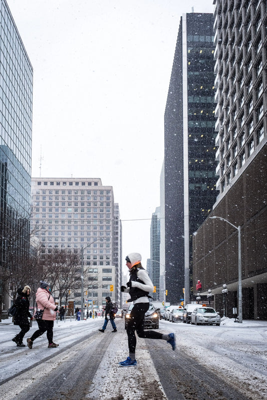 Personen bewegen buiten in koud winterweer, wat invloed kan hebben op gevoelige gewrichten.