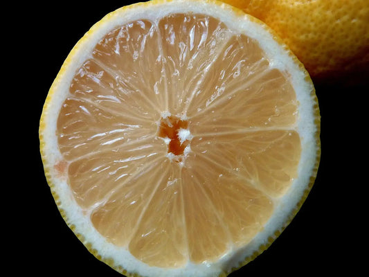 Close-up van een halve citroen, die natuurlijke bronnen van antioxidanten en voedingsstoffen illustreert.